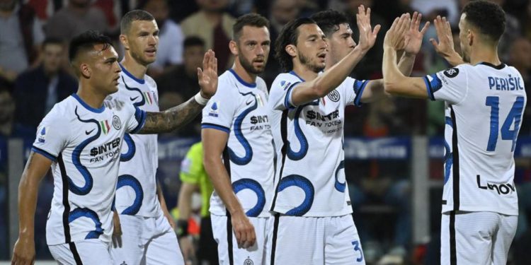 Cagliari-Inter 1-3, nerazzurri rinviano festa Milan