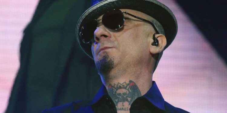 J-Ax si racconta: “Finii a cantare nelle sagre e iniziai a drogarmi”