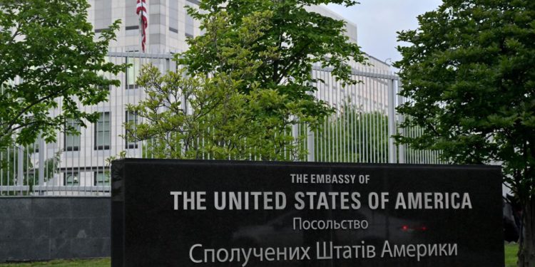 Ucraina, riapre ambasciata Usa a Kiev. Russia espelle 24 diplomatici italiani