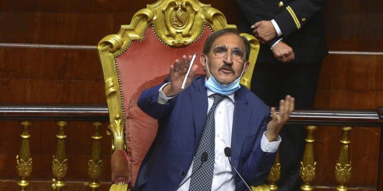 La Russa sbotta in Aula: “Inutile mascherina, costretto a tenerla”