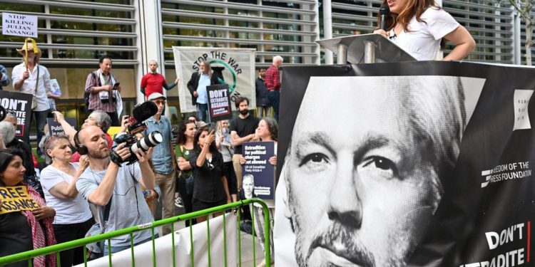 Assange, in centinaia a Londra contro estradizione