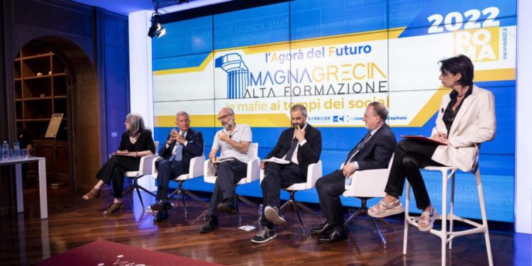 La propaganda criminale corre sui social, i rampolli delle mafie i nuovi influencer