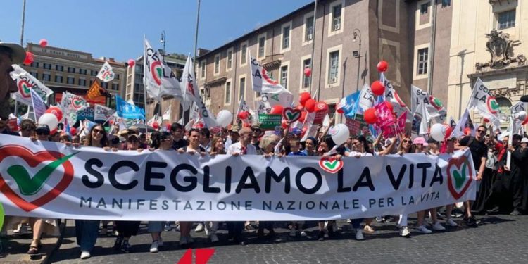 Aborto, il popolo pro-life sfila a Roma