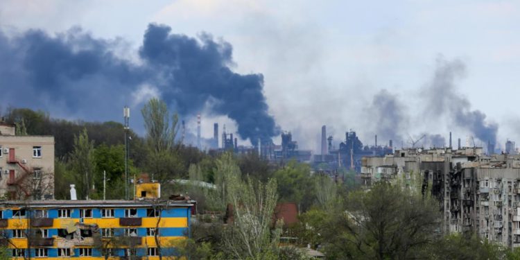 Mariupol, “Russia blocca uscite Azovstal”. Si combatte nel Donbass