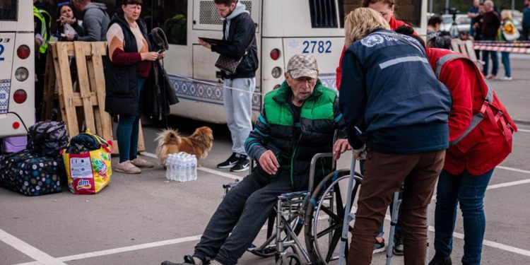 Mariupol, “via da città e Azovstal altri 500 civili”
