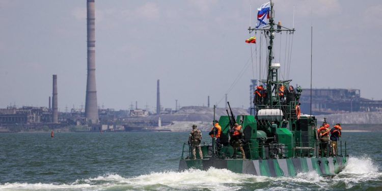 Mariupol, salpa prima nave cargo. Severodonetsk “per un terzo russa”