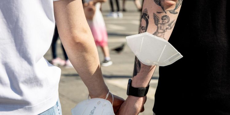 Covid, Bassetti: “Su mascherina volontà politica quasi psicotica”