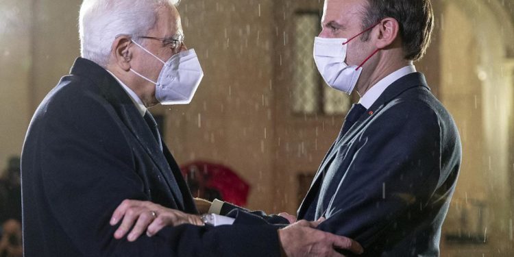 Ucraina, telefonata Macron-Mattarella: “Sostegno a Kiev”