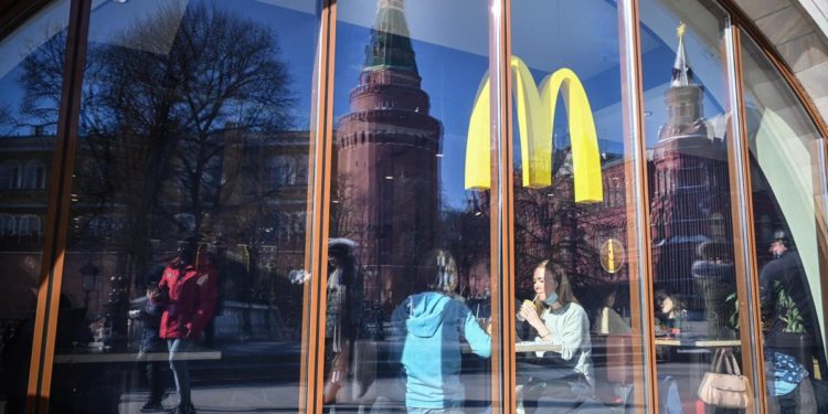 Guerra Ucraina, McDonald’s lascia Russia: venderà tutti fast food