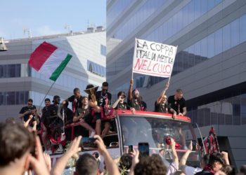 Milan, giocatori con striscione-sfottò a Inter: Figc apre indagine