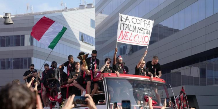 Milan, giocatori con striscione-sfottò a Inter: Figc apre indagine