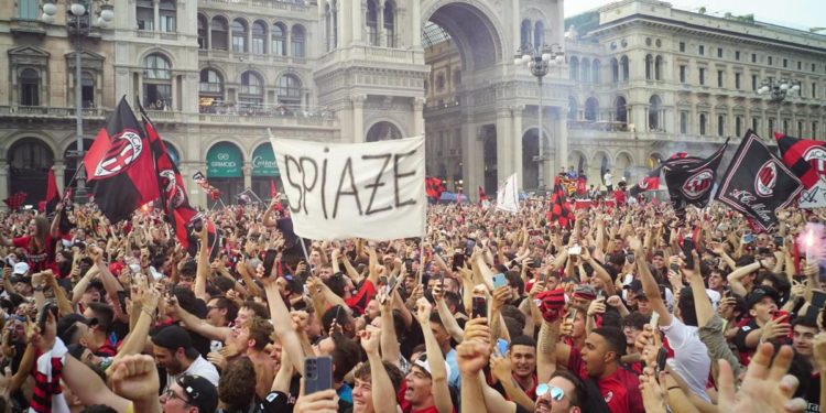 Milan vince lo scudetto 2022, esplode la festa rossonera