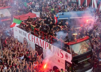 Milan, è festa scudetto: migliaia in piazza per i rossoneri