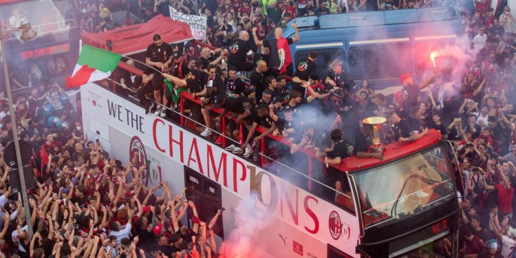 Milan, è festa scudetto: migliaia in piazza per i rossoneri