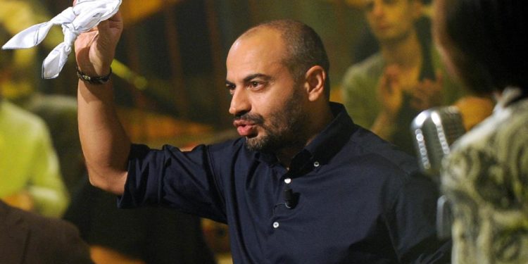 Ucraina, Paragone: “Draghi accucciato accanto a Biden”