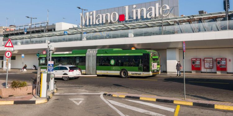 Avaria al motore, atterraggio d’emergenza: aereo rientra a Linate