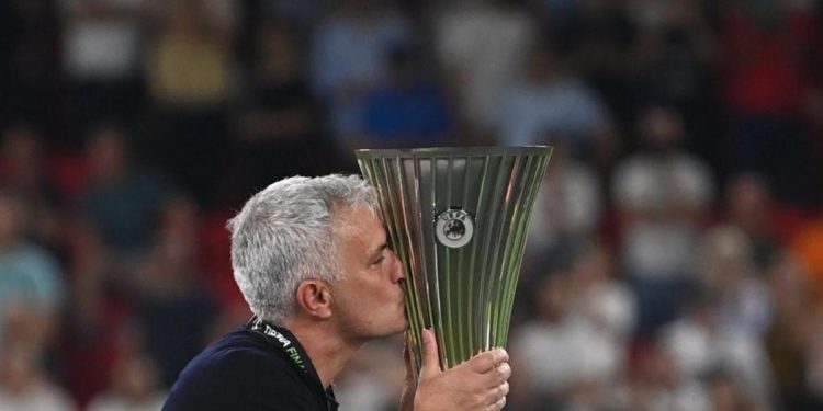 Mourinho in lacrime: “Roma ha fatto la storia”