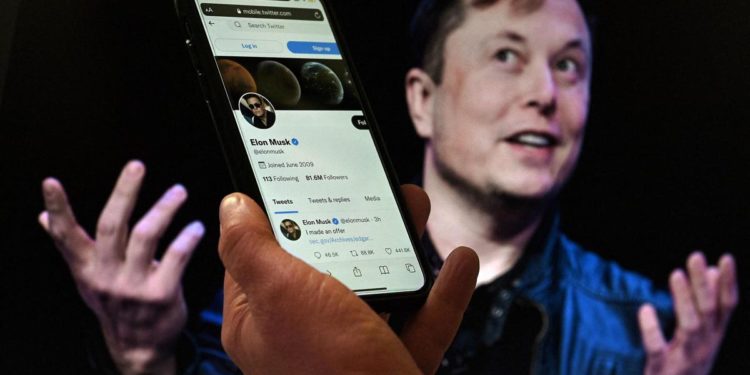 Twitter, Musk sospende accordo per l’acquisto del social