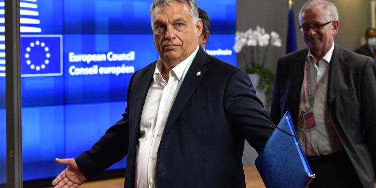 Petrolio Russia, Orban a von der Leyen: “Preoccupato per embargo”