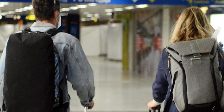 Mascherina in aereo, Ricciardi: “Stop obbligo errore, rischi contagio elevati”