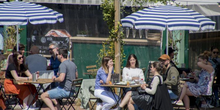 Covid Italia, rallenta discesa contagi: -14,8% in ultimi 7 giorni