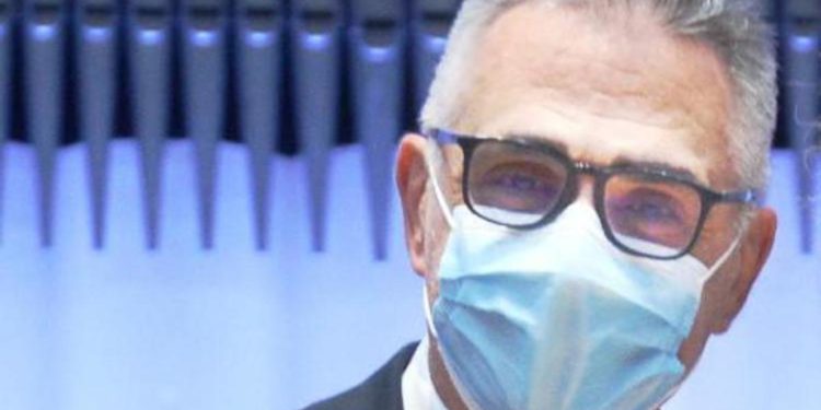 Mascherina in aereo, Pregliasco: “Io la terrò, lo facciano anche i fragili”