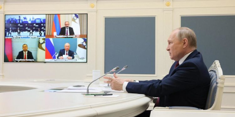 Putin: “Chi cerca di isolare la Russia si fa male da solo”