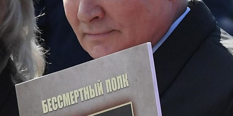 Russia, Putin a marcia ‘Reggimento immortali’ con foto del padre