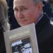 Russia, Putin a marcia ‘Reggimento immortali’ con foto del padre