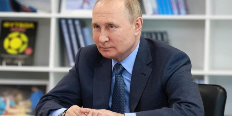 Putin: “Negoziati bloccati da Ucraina”