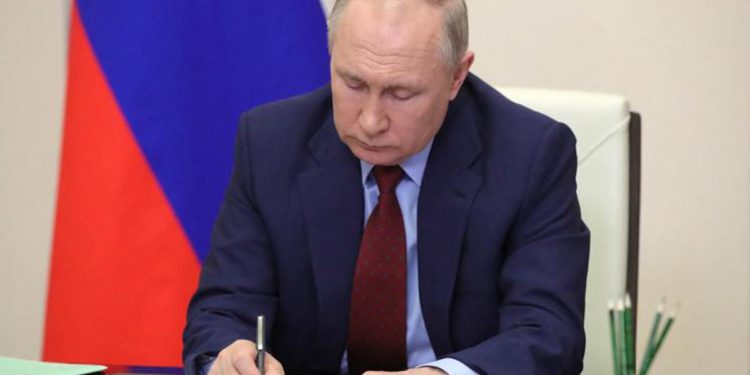 Ucraina, Putin firma decreto per cittadinanza russa in zone occupate