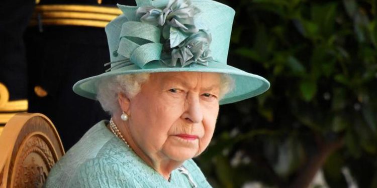 La regina Elisabetta salta il discorso in Parlamento