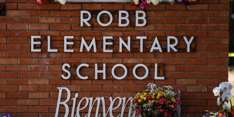 Sparatoria Texas, morto d’infarto marito maestra uccisa