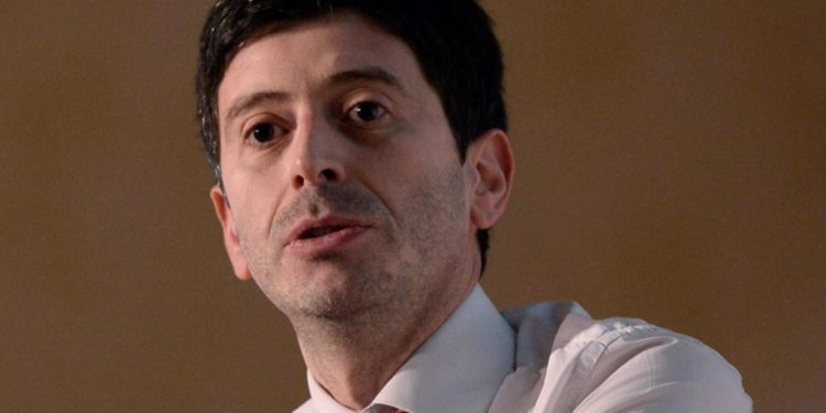 Mascherine a scuola, Speranza: “Rispettiamo la norma”