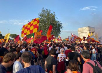 Conference League, finale Roma-Feyenoord: davanti a Olimpico cori e petardi