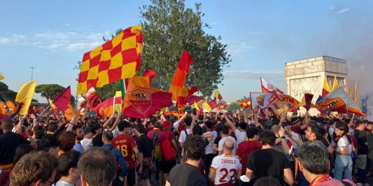 Conference League, finale Roma-Feyenoord: davanti a Olimpico cori e petardi