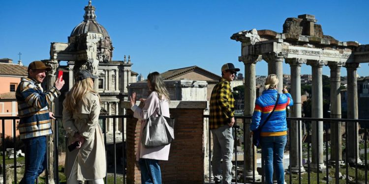 Covid oggi Lazio, 3.951 contagi e 8 morti. A Roma 1.967 casi