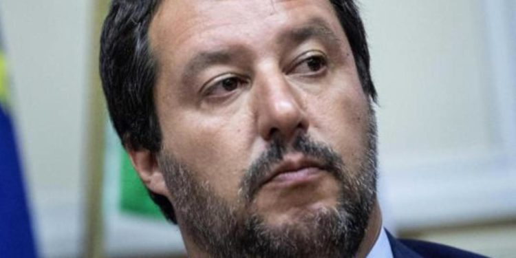 Reddito, Salvini: “Soldi rubati da chi non fa una mazza”