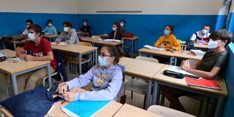 Scuola, Costa: “Possibile togliere mascherine in classe”