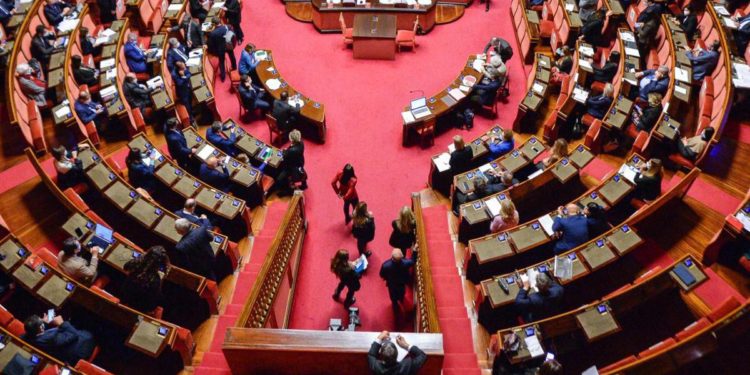 Dl Covid, via libera Senato a fiducia con 201 sì