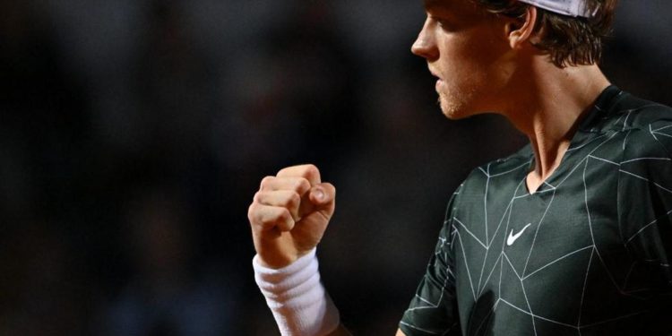 Internazionali d’Italia 2022, Sinner batte Fognini e va agli ottavi