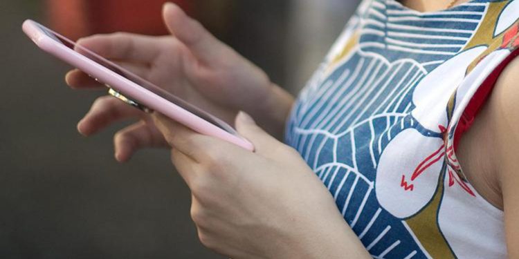 Dipendenza da smartphone, per italiani è primo e ultimo pensiero della giornata