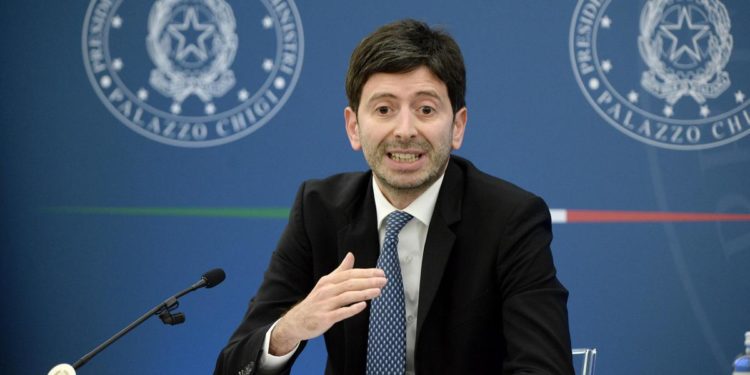 Quarta dose, Speranza: “Numeri devono necessariamente crescere”