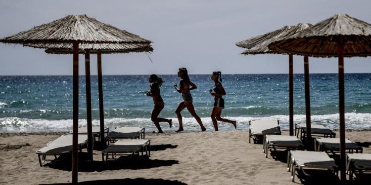 Viola: “Estate senza mascherina, ma forse tornerà a settembre”