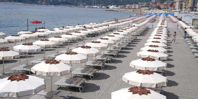 Estate 2022, in arrivo stangata su spiagge: tutti i rincari