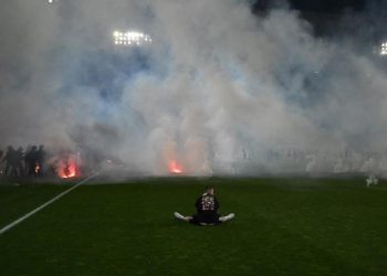 St. Etienne retrocede, follia tifosi: razzi contro giocatori – Video