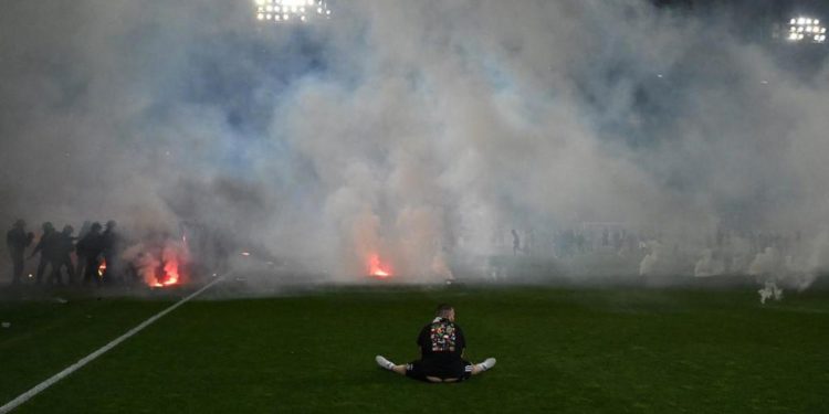 St. Etienne retrocede, follia tifosi: razzi contro giocatori – Video