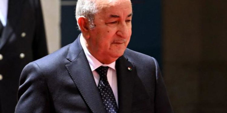 Tebboune contestato fuori Palazzo Chigi, lancio uova su auto presidente Algeria