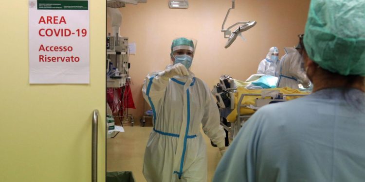Covid oggi Italia, report: virus allenta la presa, ma in 9 regioni aumenta stress ospedali