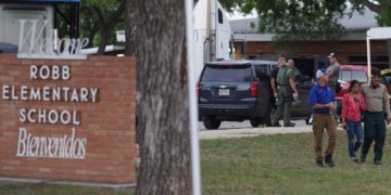 Sparatoria scuola Texas, Biden: “Fermare lobby armi”